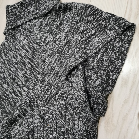 #36- Turtleneck sleeveless sweater - Picture 2 of 7